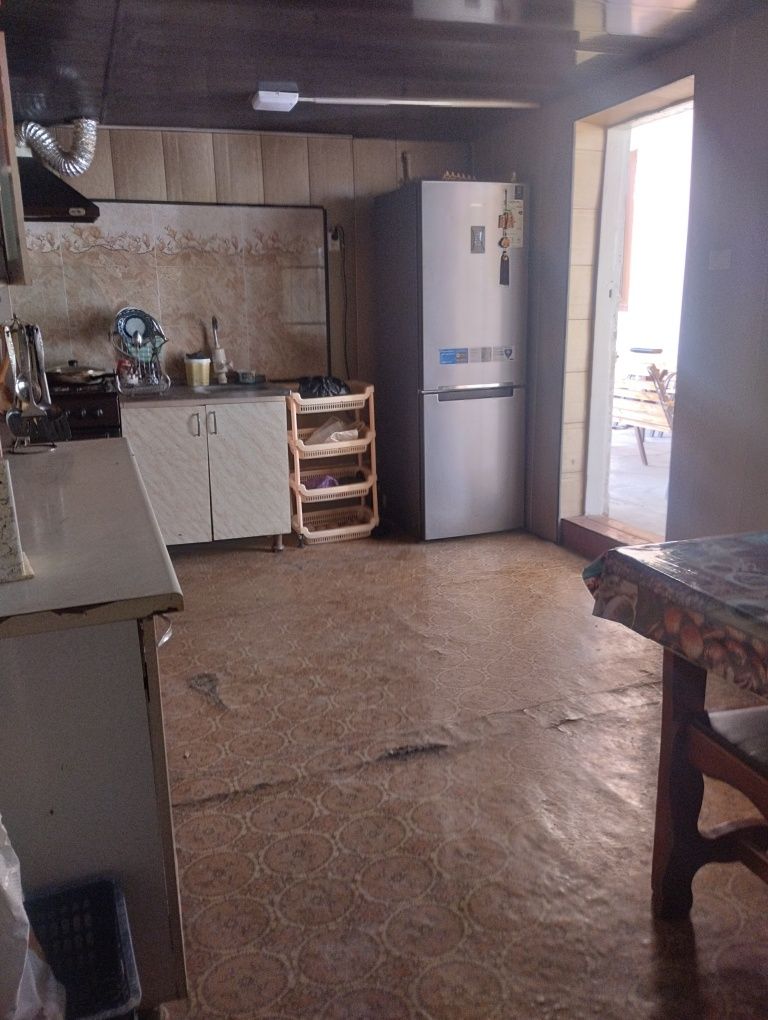 Hovli uy sotiladi