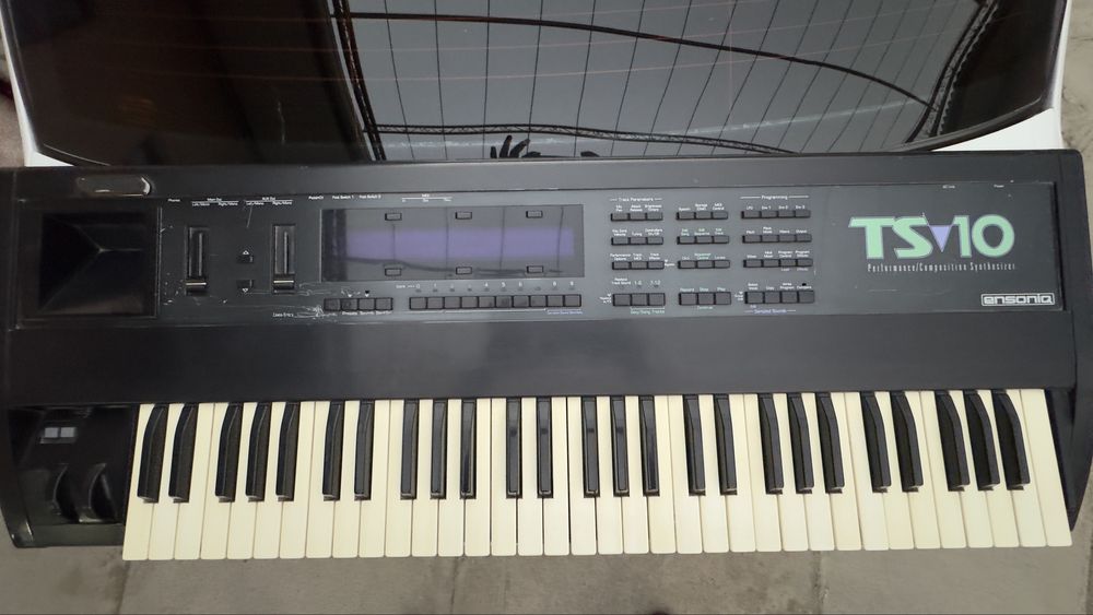 Juzi 1 va ensoniq Ts10 sotiladi holati zor