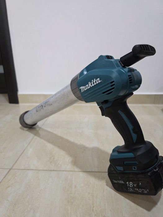 Pistol de silicon Makita DCG 180