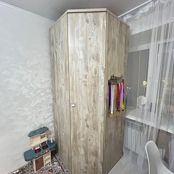 Продаётся кровать с матрасом и шкаф