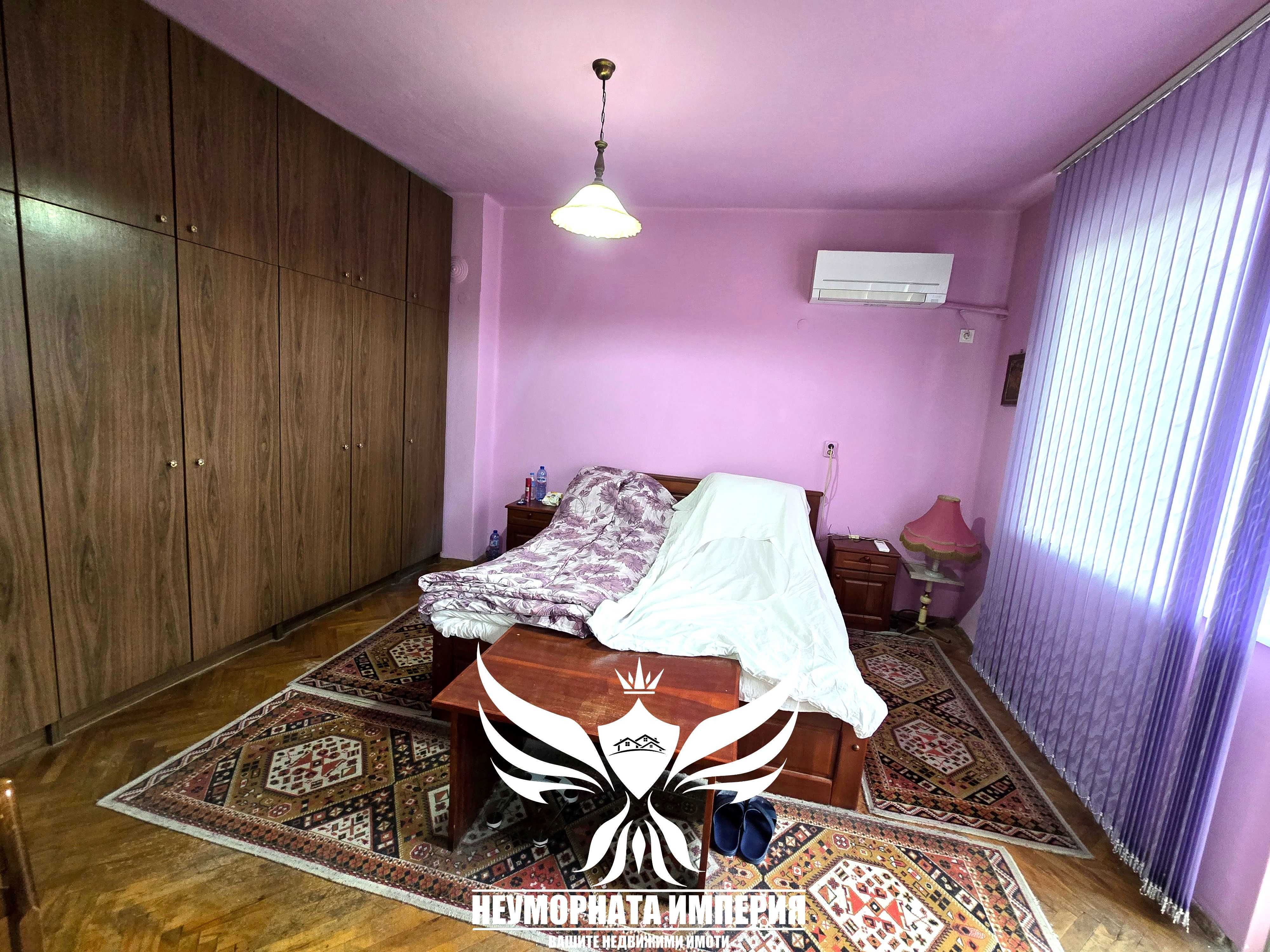 Продавам тристаен/четиристаен 102кв 2 ет. в Асеновград център