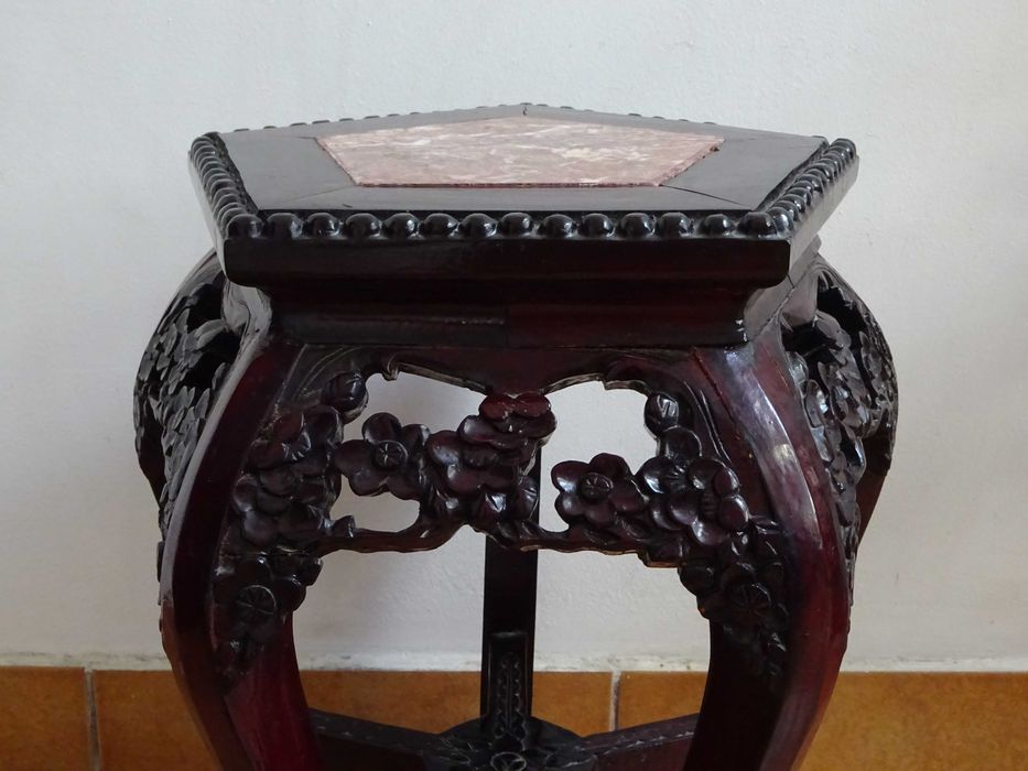 Piedestal stil Victorian, lemn si marmura, Vechi si deosebit