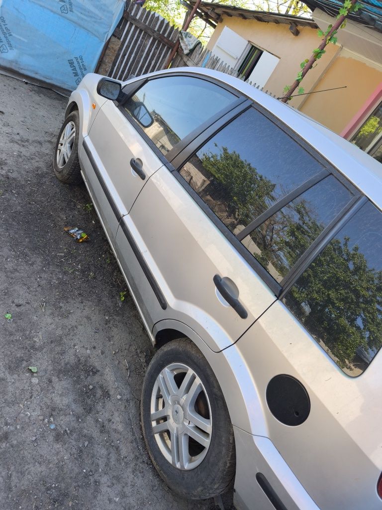 Vând Ford fusion