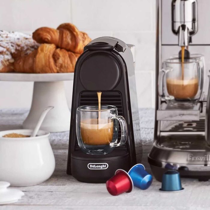 Капсульная кофемашина Delonghi Nespresso Essenza mini! Новая в коробке