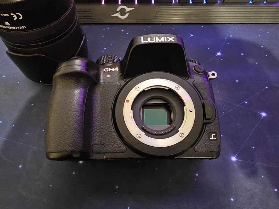 Panasonic gh4 cu 2 obiective și 4 acumulatori