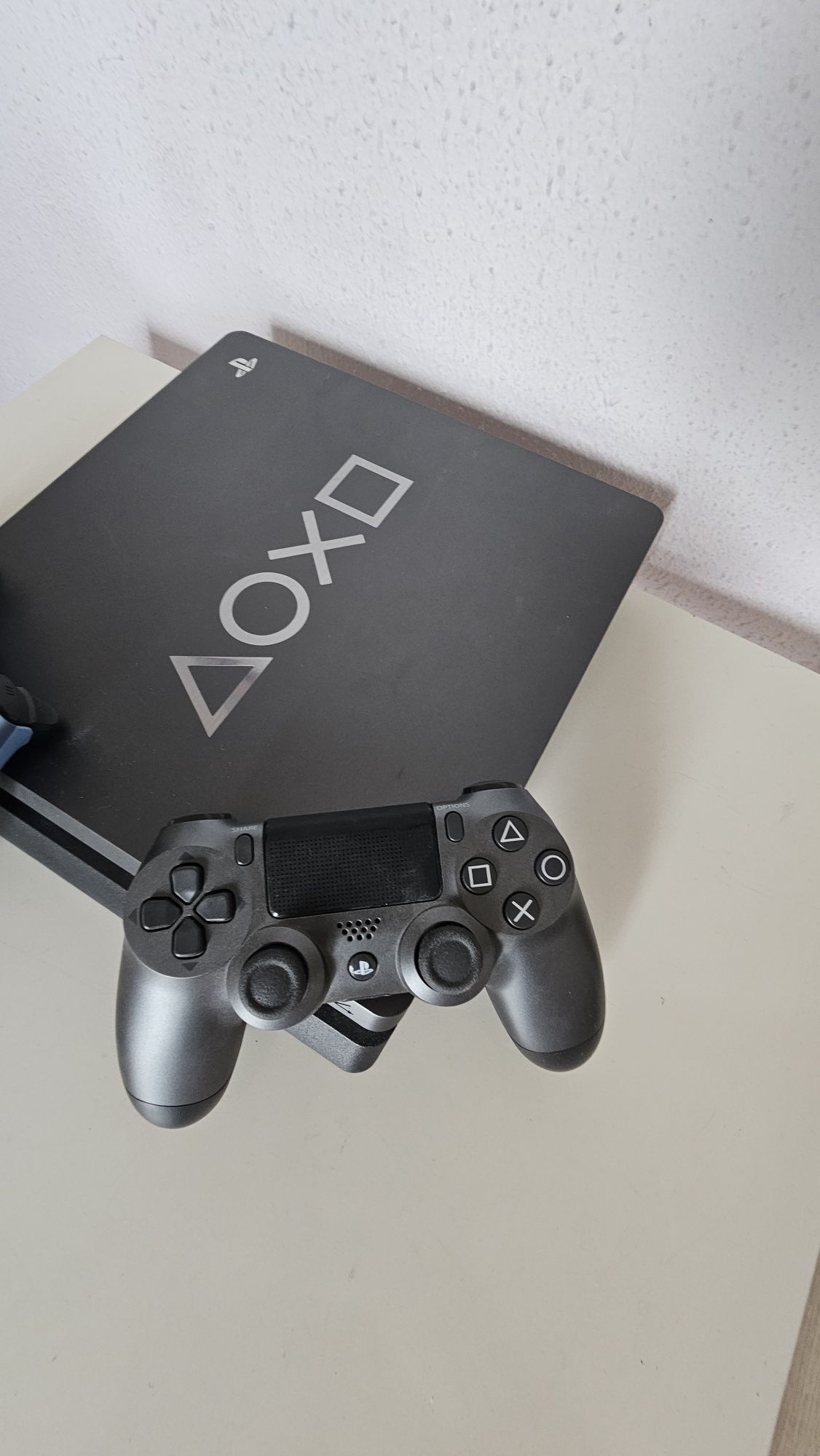 PlayStation 4 Slim 1TB Limited Edition с 2 ориг. контролера и игри