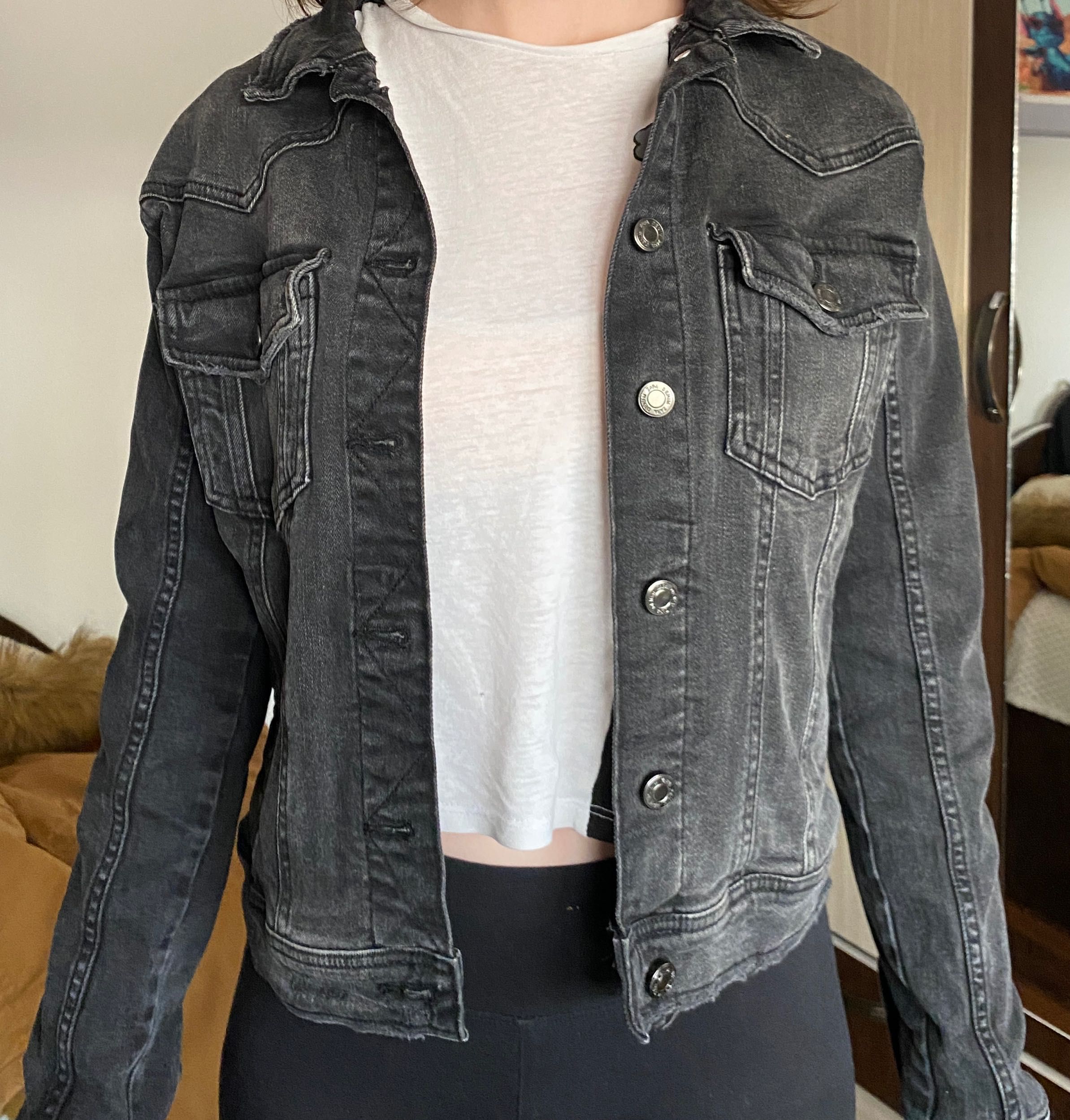 Jacheta neagra de blugi