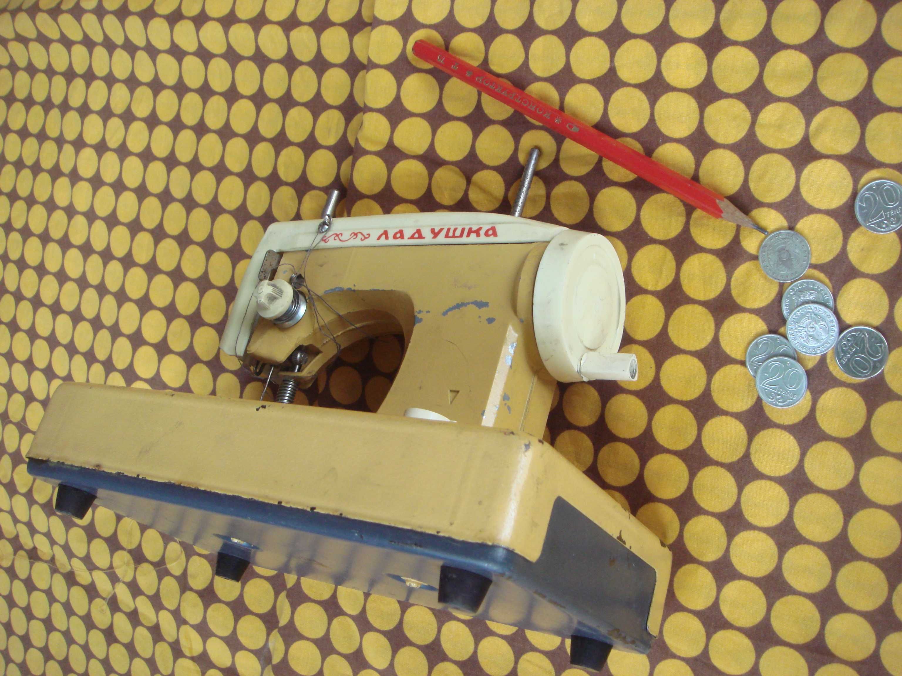 Машинка ЛАДУШКА швейная механическая металл мини вариант 1980г.Рабочая