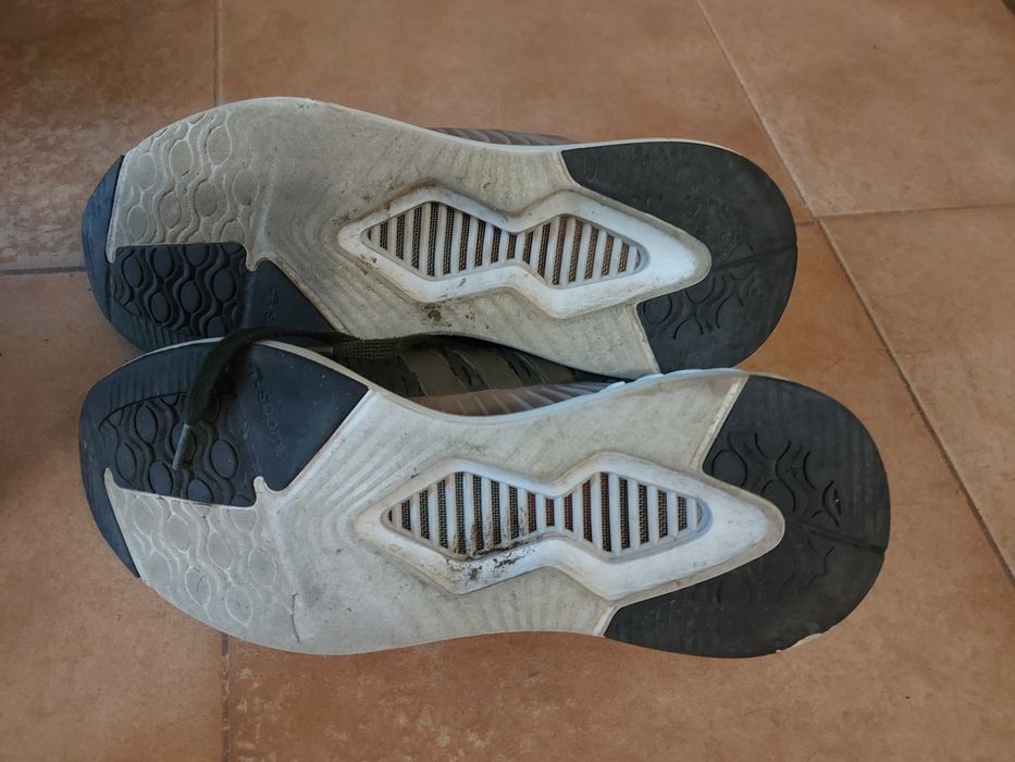 Vând pantofi sport mărimea 44.sunt purtați de 2,3 ori.imi sunt mici.