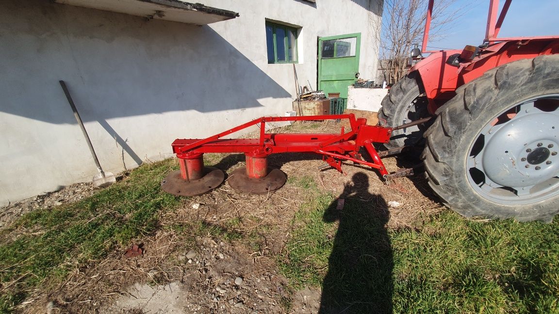 Vand 2 cositori de tractor