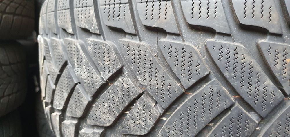 Гуми 4бр 225/50/17 - 1бр  - 65лв