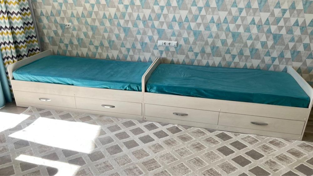 Продоется кровать с матрасом и выдвыжными ящиками в количестве 2шт.