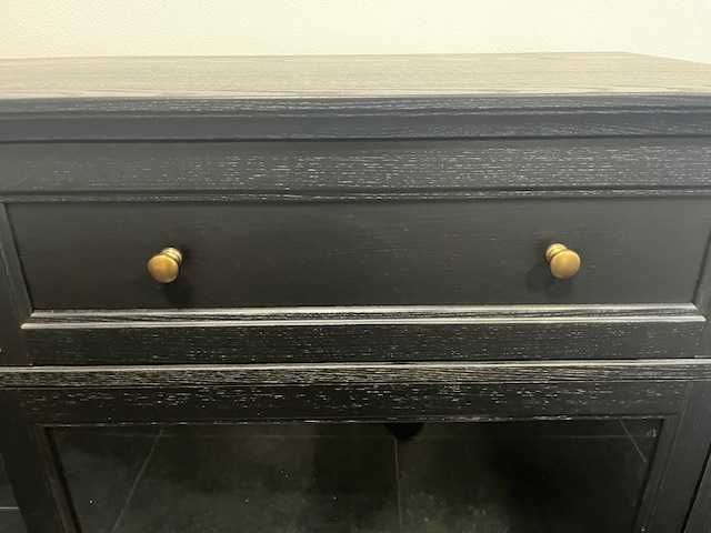 comoda neagra pentru un salon elegant