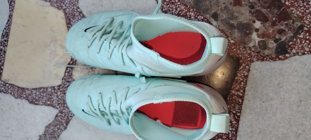 Бутонки Adidas и Nike