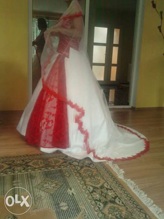 rochie  alb cu roșu model deosebit dantela