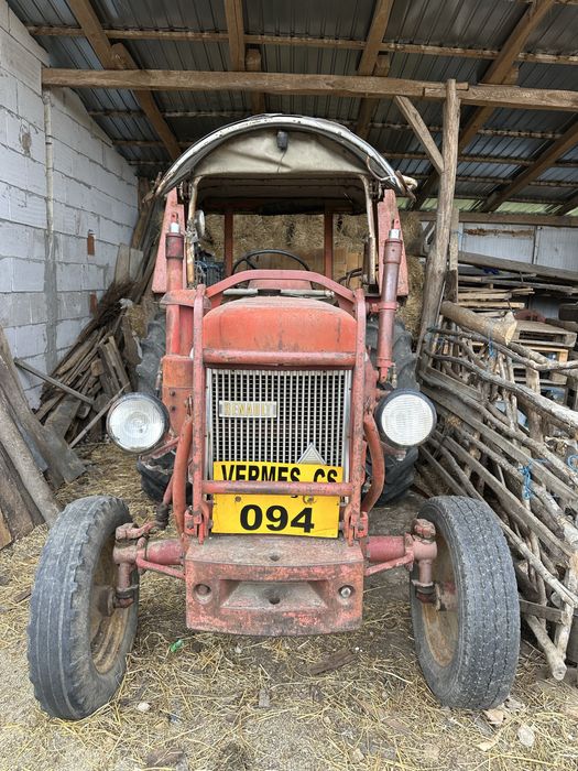 Vand tractorul Renault