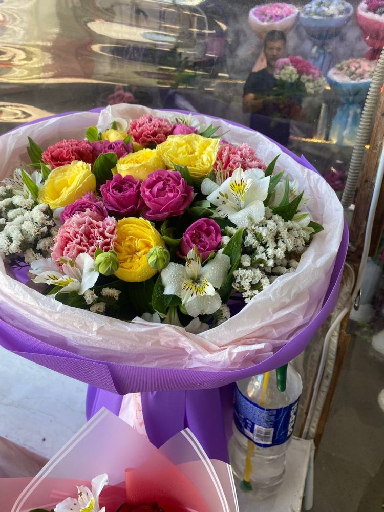 Atirgul buket gullar arzon lola pionavidniy roza