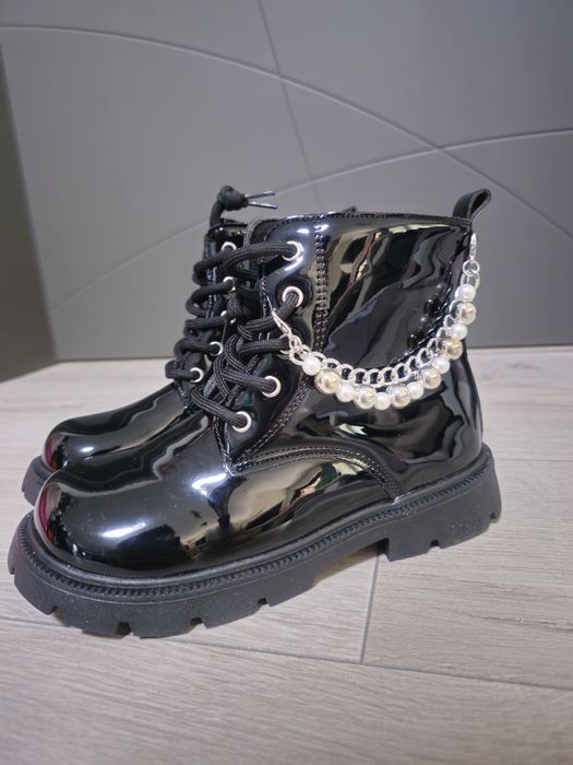 Детски лачени боти с висулки