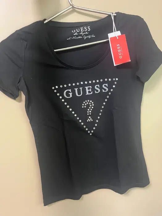 Оригинална тениска на Guess, с камъчета на логото