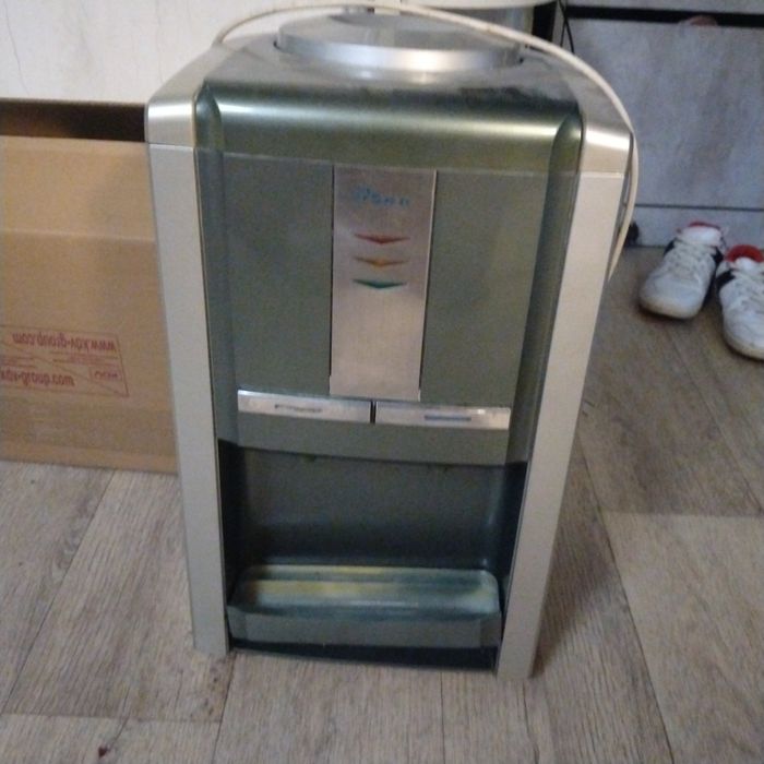 диспенсер ,горячая холодная вода,в рабочем состоянии