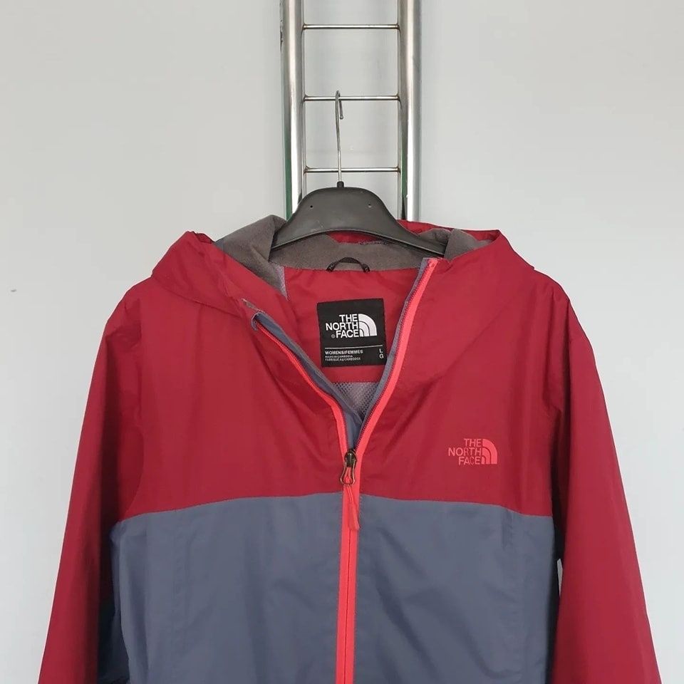 Страхотно дамско яке THE NORTH FACE размер L  ветровка