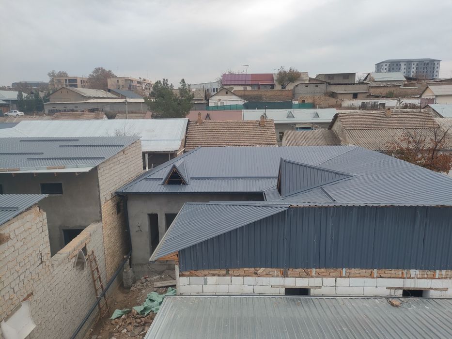 Uy sotiladi Kerpichnida karobka holatda hovli sotiladi:
Narxi: 35000$