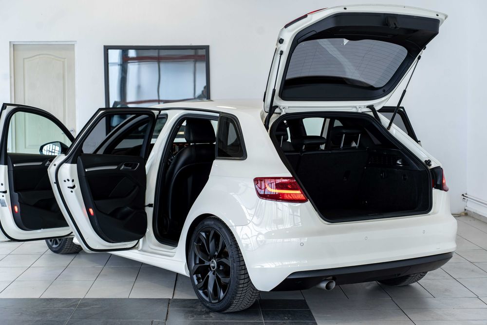 Audi A3 8V S-Line * 1.6 TDI 105 cp * Piele * Senzori parcare * Xenon