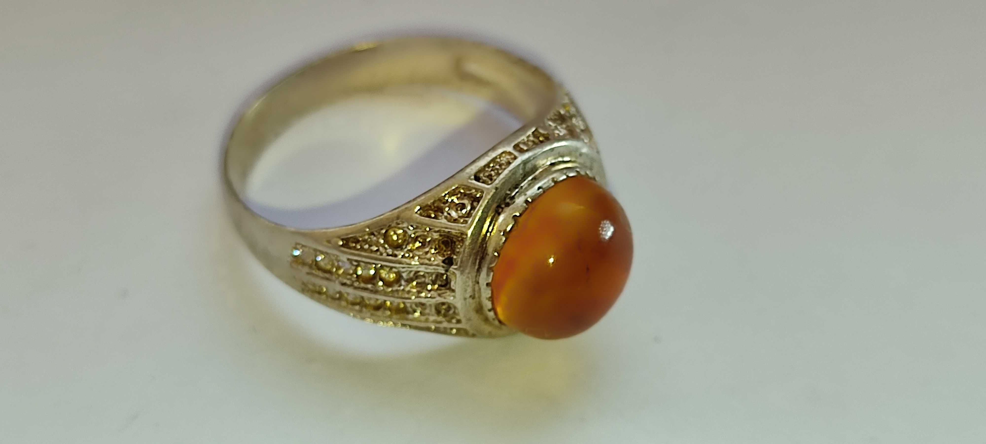 Серебряное новое кольцо с камнем ЯНТАРЬ