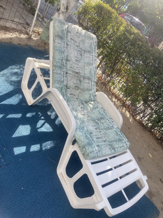 Sezlong din plastic alb
