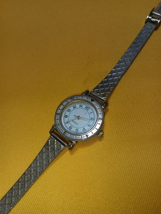 Елегантен Quartz дамски часовник - 20 лв