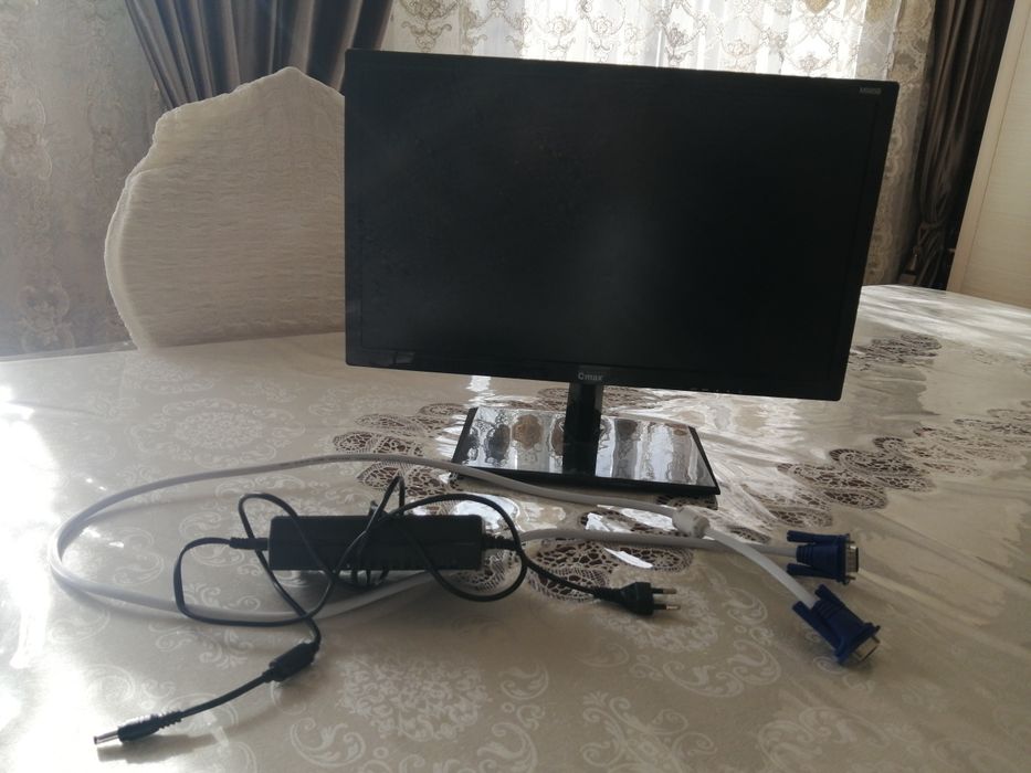 Рабочий монитор с VGA проводом и с блоком питания монитора