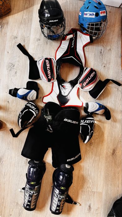 Vand costum complect  hockey folosit stare buna