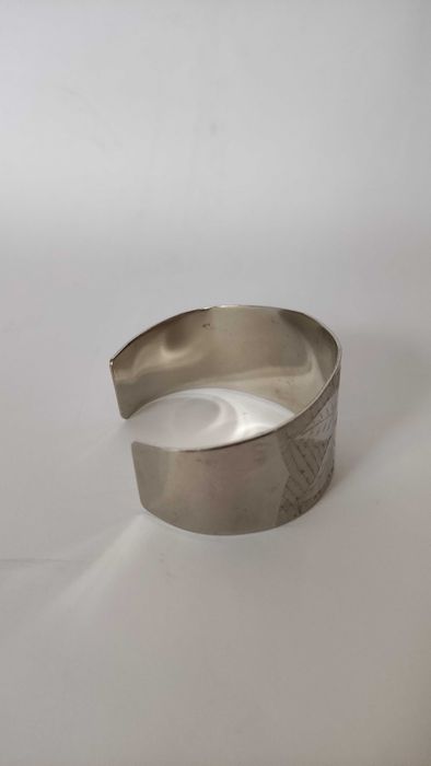 Широка гравирана гривна от сребрист метал