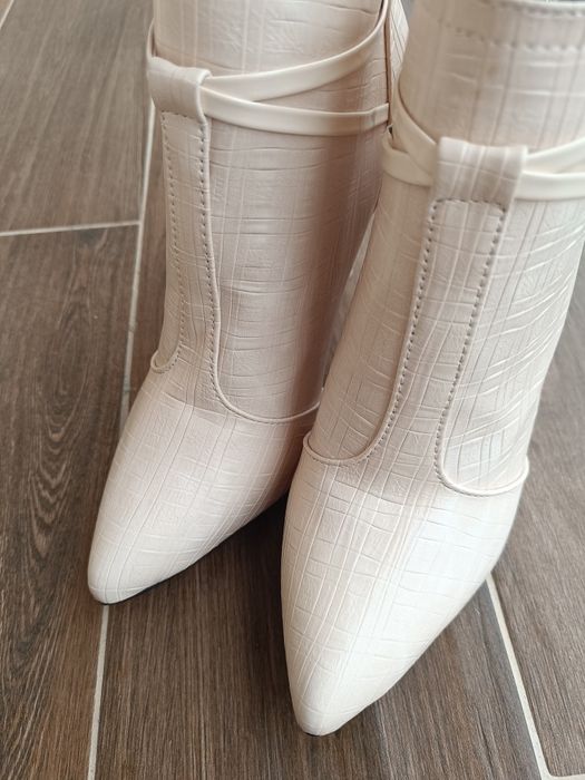 Бежови елегантни, официални боти, размер 38