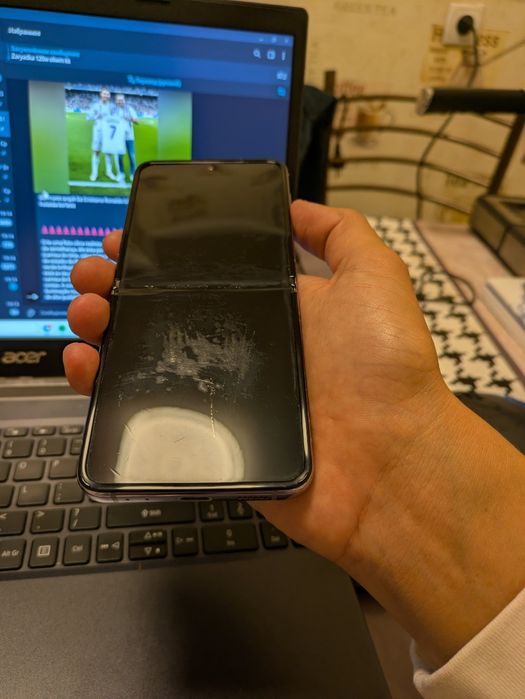 Samsung Galaxy Z Flip4 - среднем состояние 8/128 имей зарегистрирован