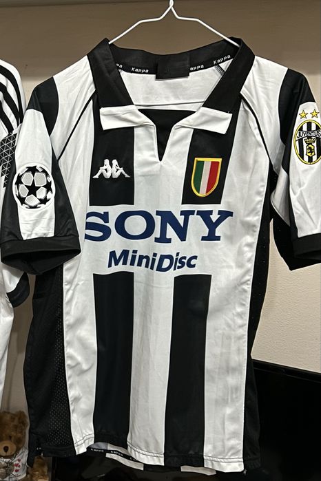 Vand tricouri fotbal.