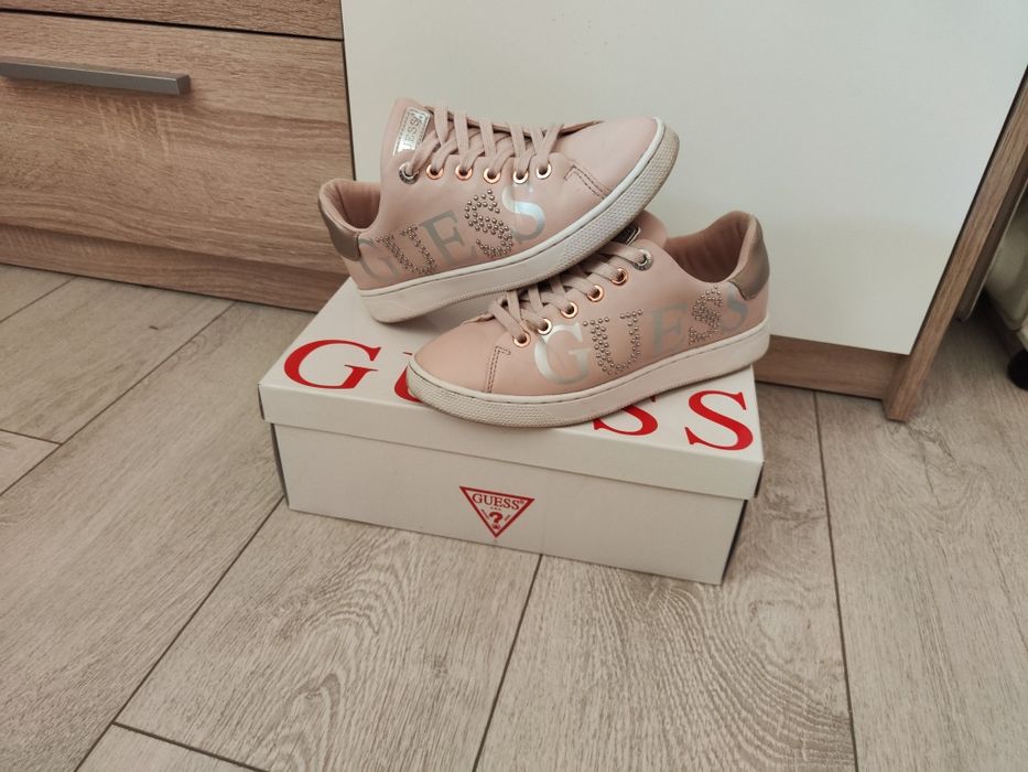 Оригинални маратонки кецове Guess В отлично състояние. 36 номер. С кут