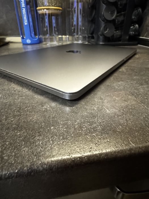 Macbook pro 13 8RAM/256GB 2017г.