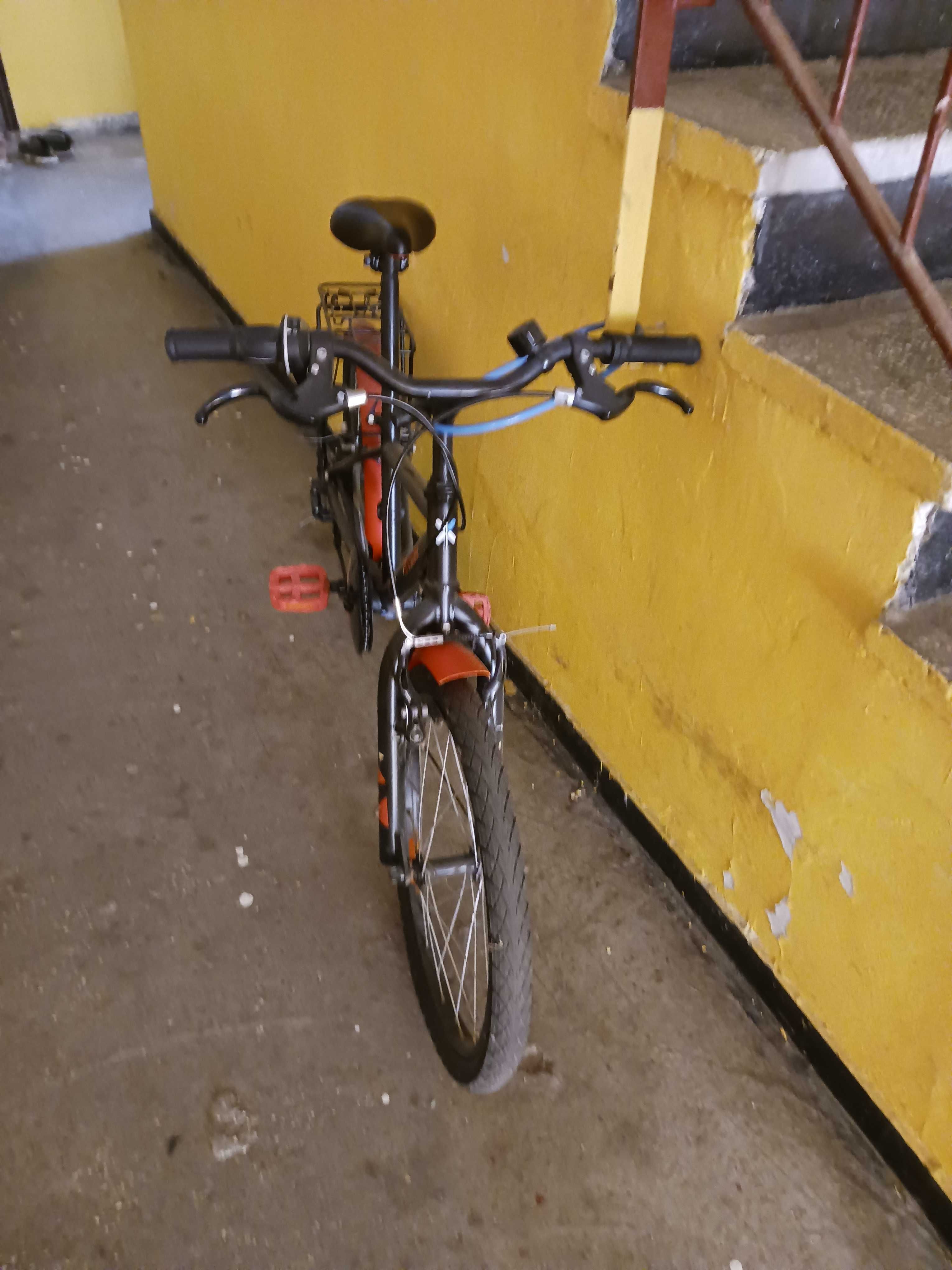 Bicicletă portocalie cu 6 viteze