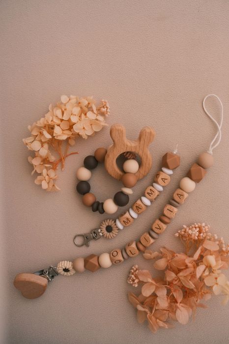 Lănțișoare pentru Suzete Personalizate – Cadouri Unice pentru Bebeluși