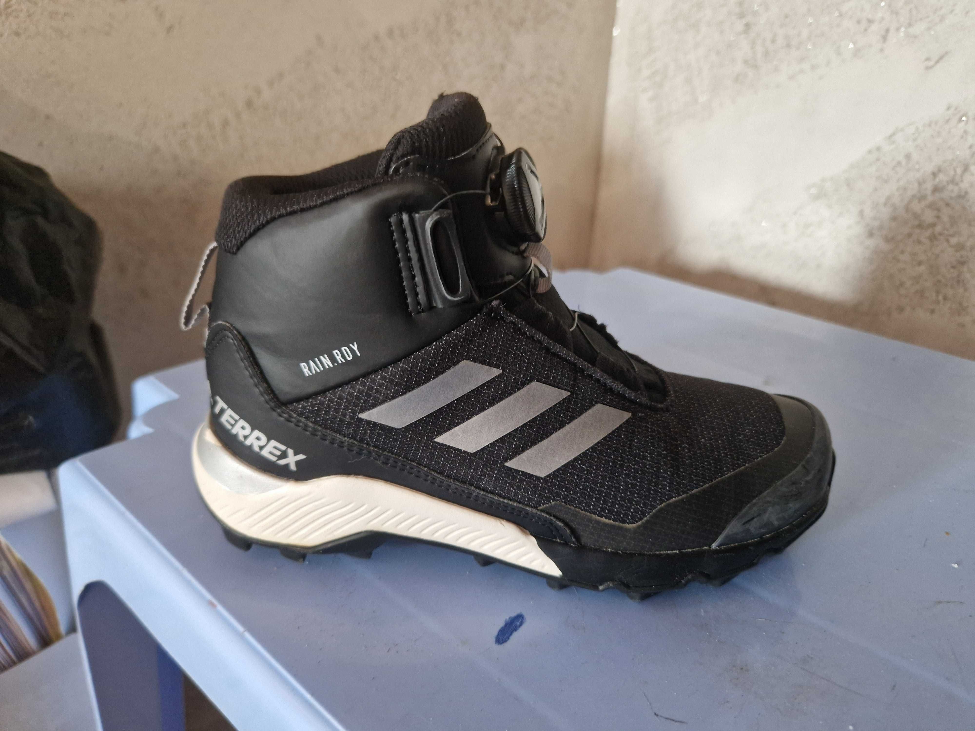 Зимни непромокаеми боти на adidas