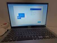 Laptop ASUS VivoBook, funcțional, balamaua ruptă, SSD 256GB, 4GB RAM