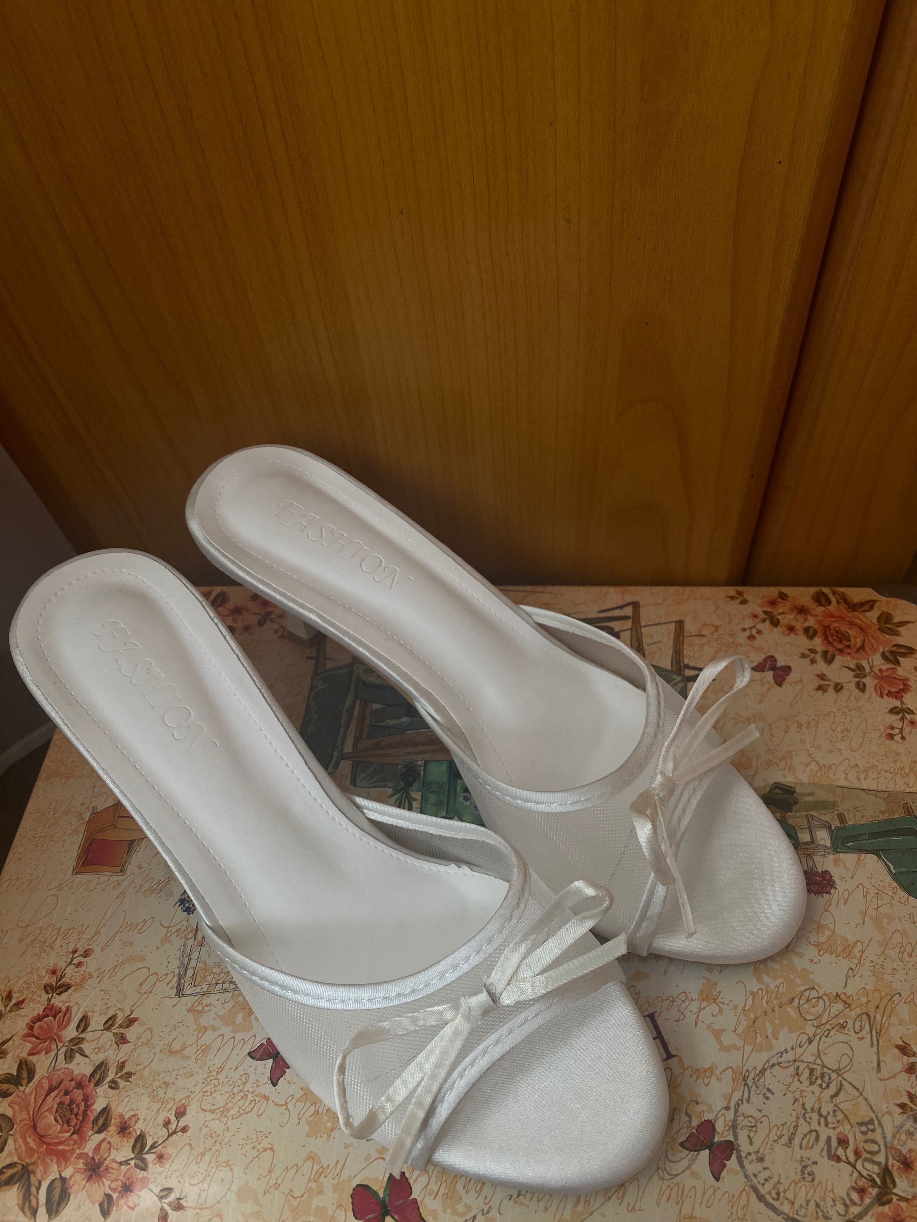 Pantofi cu toc albi