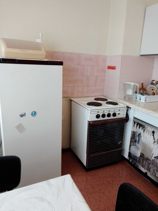 Дава двустаен апартамент под наем в центъра