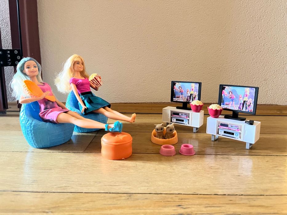 Barbie la TV set 4 papusi si accesorii
