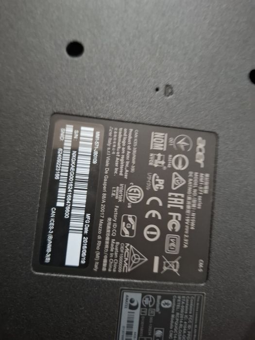 Laptop Acer și MacBook
