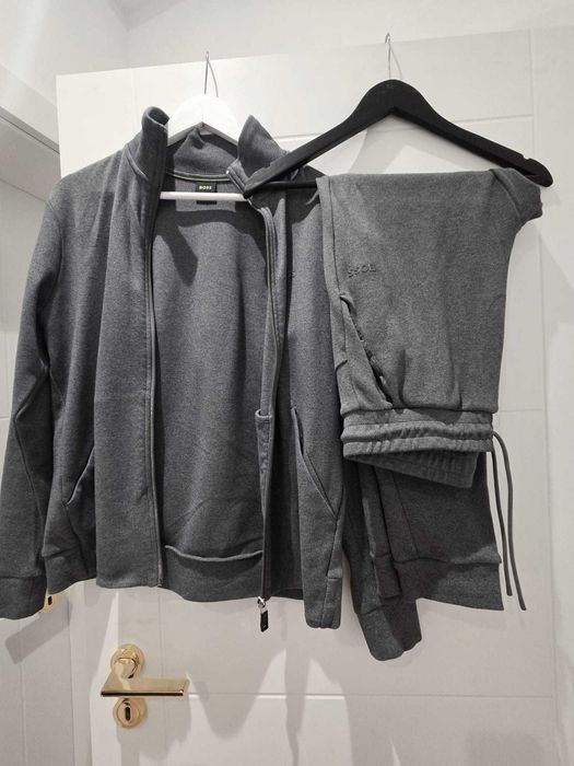 Trening BOSS gri – jachetă cu fermoar + pantaloni