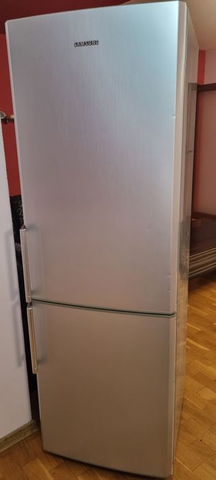 Хладилник със фризер