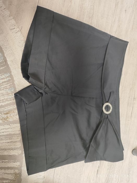 Шорты черные атласные