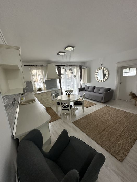 Apartament 3 camere + gradina 165 mp cu piscina + 2 parcari private